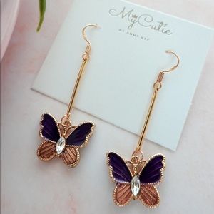 A gold butterfly 🦋 earrings